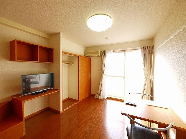 レオパレスソレーユの居間・リビング|ゆったりとした居間です