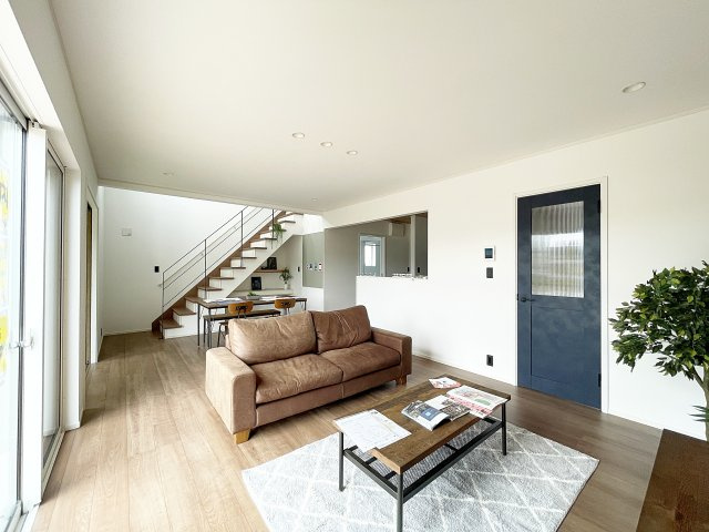 新築戸建・建売　郡山市安積町笹川の居間・リビング|LDK19帖でゆったり広々としたくつろぎのスペース！リビング階段です！