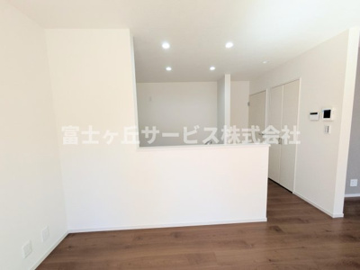 【キッチン】 | 浜松市中央区葵西1丁目 2期 新築一戸建て | 前から見たキッチンです