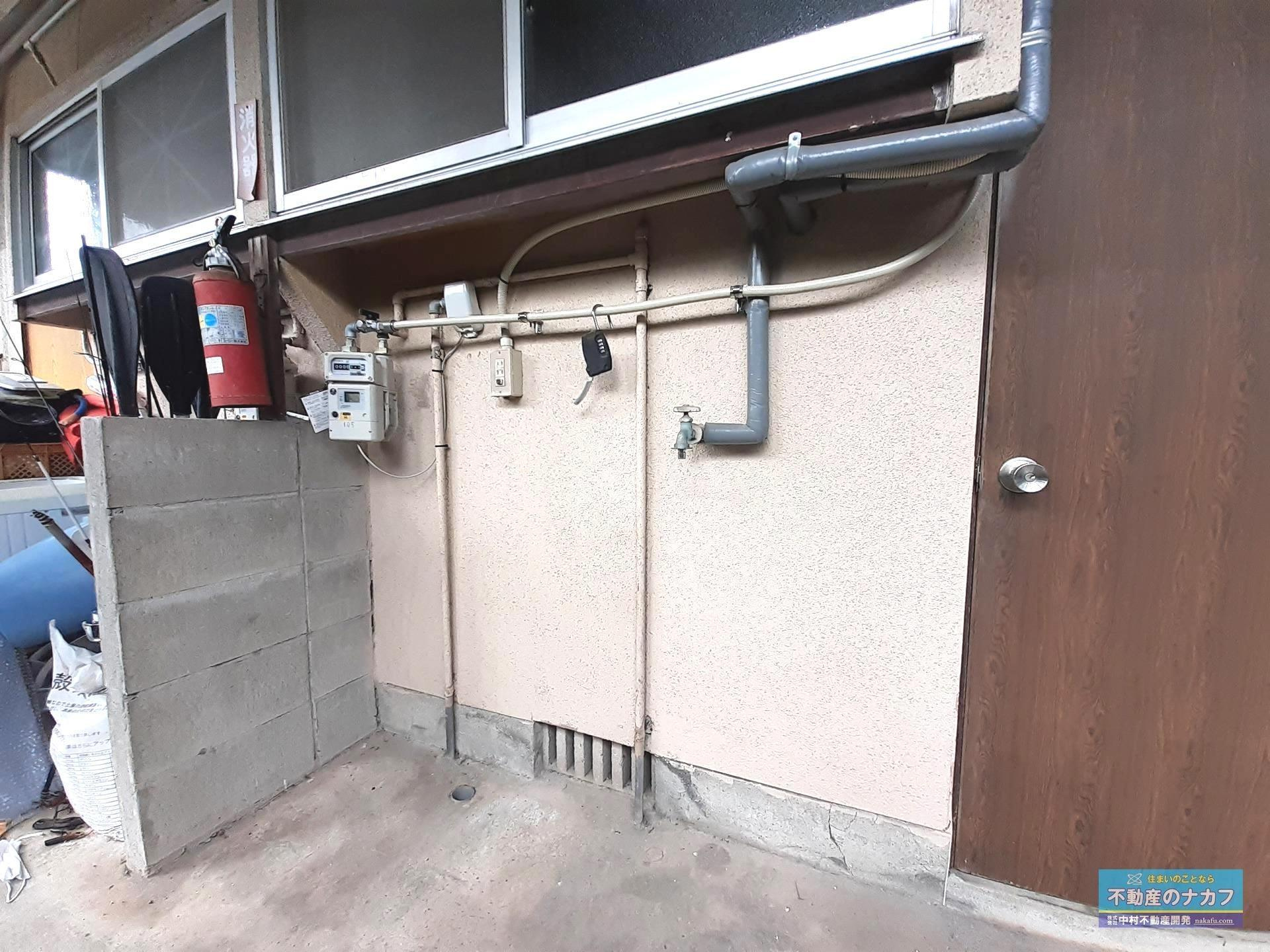 江河アパートの玄関