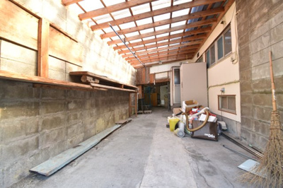 【その他】 | 鹿屋市下祓川町　中古戸建(2棟) | 車庫
※洗濯機は室外です。