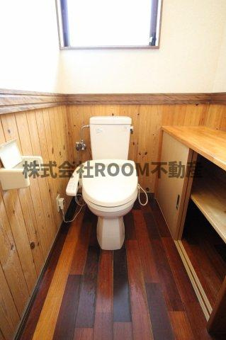 新馬場貸家のトイレ|落ち着いた色調のトイレです