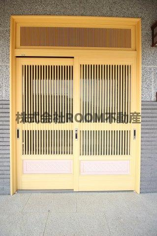 新馬場貸家のエントランス|建物の内部です