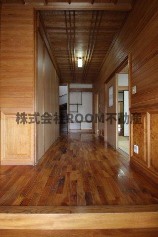 新馬場貸家の玄関|収納もある玄関です