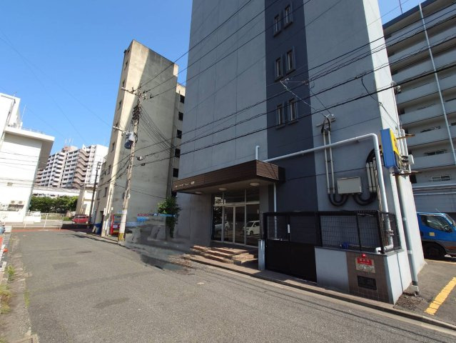 クローバーマンション三萩野の外観|近隣駐車場はマンションの正面にあります。