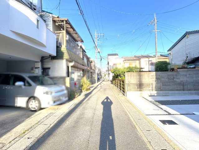 限定１区画新築戸建■完成物件につき即入居ＯＫ■ゆったり４ＬＤＫ■駐車２台可能■伏見区向島中島町の前面道路含む現地写真|前道含む現地