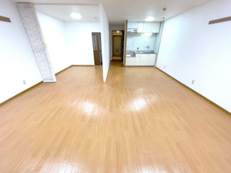 【居間・リビング】 | イプシロンC棟　415 | ※内観写真は２０２５．１０撮影分
東　ＬＤＫ１８帖