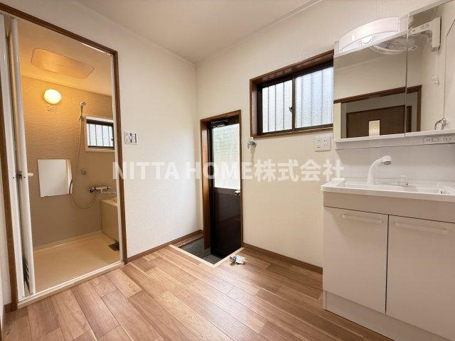 氷上町大崎貸家の居間・リビング|脱衣所スペース☆