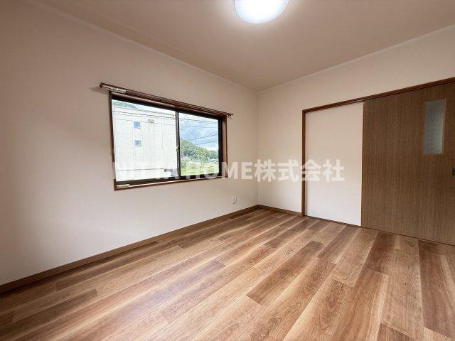 氷上町大崎貸家の居間・リビング|明るい光が差し込みます★