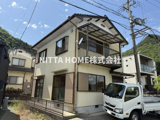 氷上町大崎貸家の駐車場|敷地内1台、徒歩1分に外部駐車場あり◎