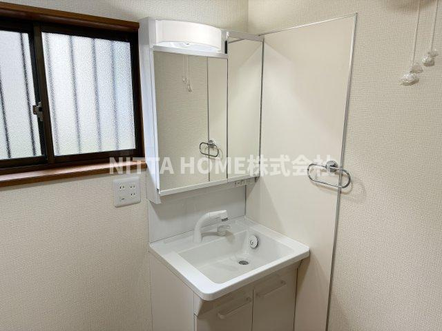 氷上町大崎貸家の洗面所|三面鏡付き洗面台もありますよ○