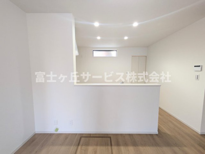 【キッチン】 | 浜松市中央区新津町 2期 新築一戸建て | 前から見たキッチンです