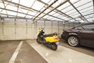 【駐車場】 | バイク置き場。空き区画の有無や駐輪料金、サイズおよび排気量規定などについては、改めてお問い合わせください。～即日のご見学可能～　お問合せはお気軽にどうぞ。

