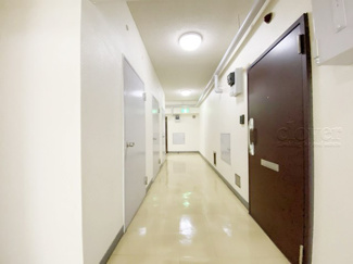 【その他共用部分】 | 風雨が入ってこない内廊下設計。雨の日に体が濡れないという以外にも、共用部の劣化が進みにくいため、修繕の負担が軽くなるのもうれしいポイント。～即日のご見学可能～　お問合せはお気軽にどうぞ。