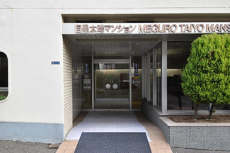【エントランス】 | マンションの正面エントランス。出入りする人間を癒してくれるマンション入り口であり、その建物の「顔」でもあります。～即日のご見学可能～　お問合せはお気軽にどうぞ。
