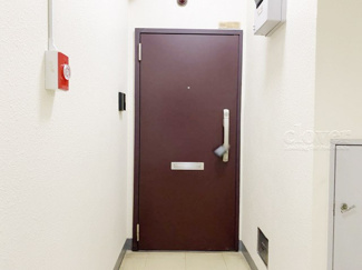 【その他共用部分】 | ダブルロック式の玄関ドアが皆様をお出迎え。お部屋のセキュリティの観点からも、うれしい設備ですね。玄関の色もシックで良い感じです。～即日のご見学可能～　お問合せはお気軽にどうぞ。