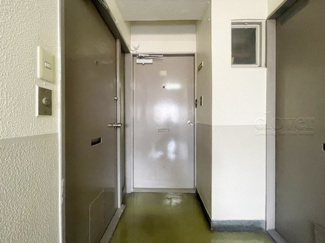 【その他共用部分】 | 皆様をお迎えする、お部屋の玄関ドア。開けやすさや開放角度、ドアノブの操作しやすさや鍵の形状などを、現地で一度ご確認ください。～即日のご見学可能～　お問合せはお気軽にどうぞ。