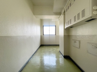 【その他共用部分】 | 共用廊下です。ここもきれいに清掃されています。周囲のお部屋の様子も、ぜひ伺ってみてください。～即日のご見学可能～　お問合せはお気軽にどうぞ。