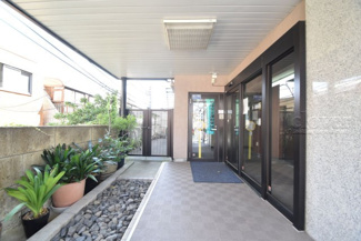 【エントランス】 | エントランスに掲げられた、マンション名を示す館銘板。さほど激しく主張はしませんが、しっかりと掲示されています。～即日のご見学可能～　お問合せはお気軽にどうぞ。