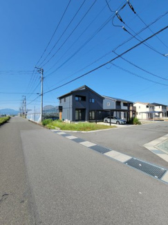 【外観】 | 南西角地の開放感ある立地に佇む邸宅