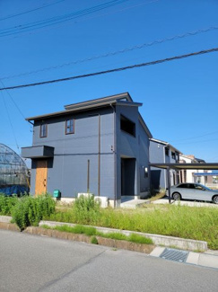 【外観】 | 差し掛け屋根のお洒落な外観　現在空家の為、随時ご見学可能です。
