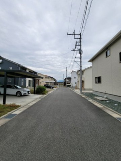 【前面道路含む現地写真】 | 南側前面道路　幅員は約6ｍ