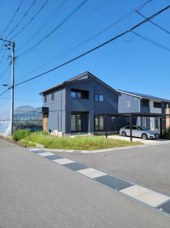 【外観】 | 南アルプス市藤田 令和3年築中古住宅 南西角地　車6台