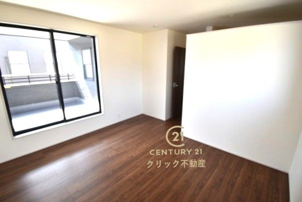 リーブルガーデン  ひたちなか東石川　第13　5の洋室|フローリングなので重い家具も置けます。カーテンと家具を揃えるなどして、お好みのインテリアを楽しむことができます。収納スペースは全室に配備しております。