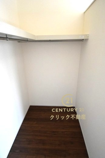 リーブルガーデン  ひたちなか東石川　第13　5の収納|ウォークインクローゼット配備。服だけでなく、帽子やバッグなどもまとめて管理することができます。おしゃれが楽しくなりますね♪