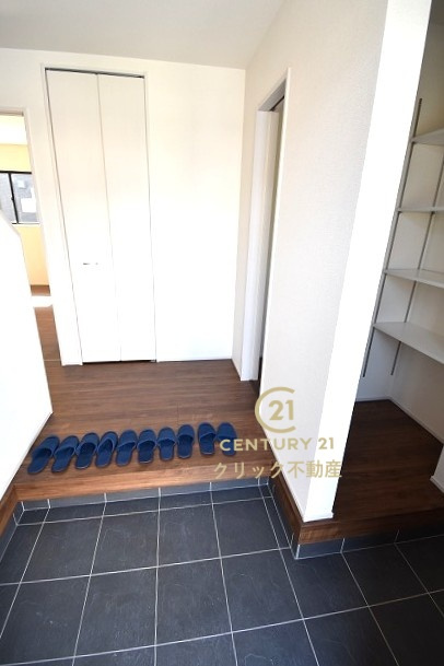 リーブルガーデン  ひたちなか東石川　第13　5の玄関|SIC配備。靴の他、雨具、防災用品、スポーツ用品等を置くのもいいですね。オープンタイプの可動棚は置きたい物に合わせて自由な使い方ができます。