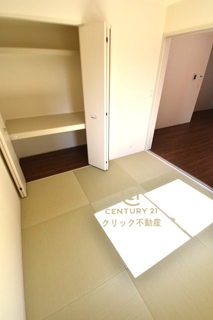 リーブルガーデン  ひたちなか東石川　第13　5の和室|フチなし畳で洋室仕様の和室です。たっぷりの収納スペースは折戸でデザインしました。寒い季節にこたつを置くのもいいですね。