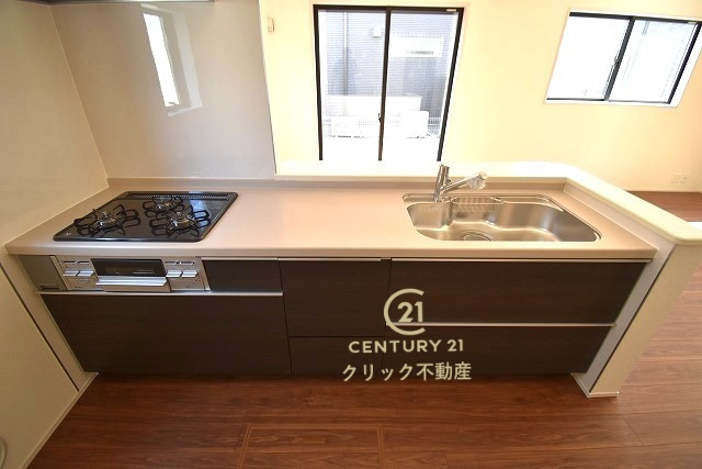 リーブルガーデン  ひたちなか東石川　第13　5のキッチン|対面式システムキッチンは料理中や後片づけの間も会話が楽しめ、家族に一体感が生まれます。十分な広さのキッチンなら、家族での分担作業もはかどりそう！