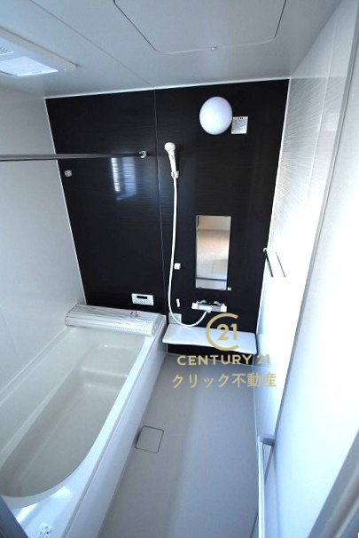 リーブルガーデン  ひたちなか東石川　第13　5の浴室|浴槽への出入りが安全な低床タイプのユニットバスです。洗い場は滑りにくい速乾床ですので、お子様やご高齢の方にも安心です。自動お湯張りに追焚機能付きのオートバスです。