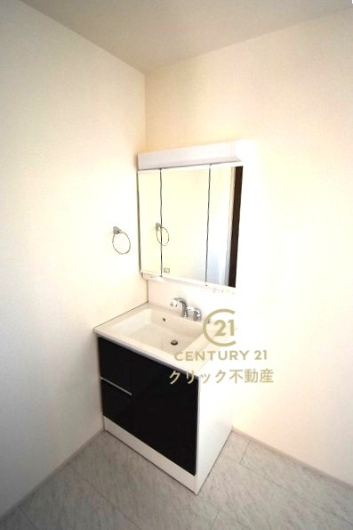 リーブルガーデン  ひたちなか東石川　第13　5の独立洗面台|シャンプードレッサー付き洗面台。広めで使いやすい、お手入れが楽なデザインで、いつもすっきり清潔に保てます。