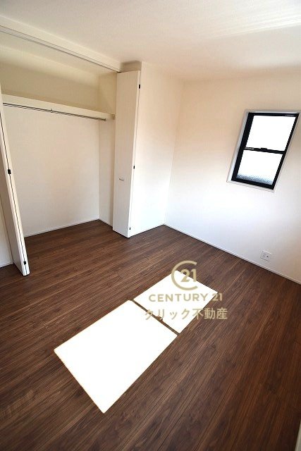 リーブルガーデン  ひたちなか東石川　第13　5の洋室|折戸を開くと壁面クローゼット。衣類が横一列に並ぶためひと目で洋服が選びやすい！衣類をたくさんお持ちの方もスッキリ片付きます♪