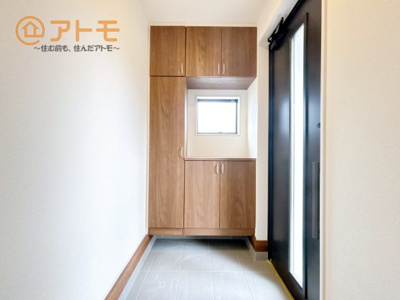 【玄関】 | 富士宮市山宮　新築戸建て　3号棟 | シューズボックスの棚は可動のため、背の高いブーツもきちんと収納できます。