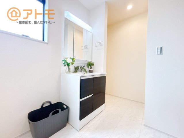 【独立洗面台】 | 富士宮市山宮　新築戸建て　3号棟 | 窓があるため洗面所もしっかり換気もできます♪