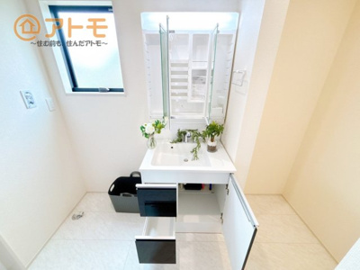 【独立洗面台】 | 富士宮市山宮　新築戸建て　3号棟 | 鏡の中の収納を使えば、家族の小物が集まる洗面台もスッキリ♪