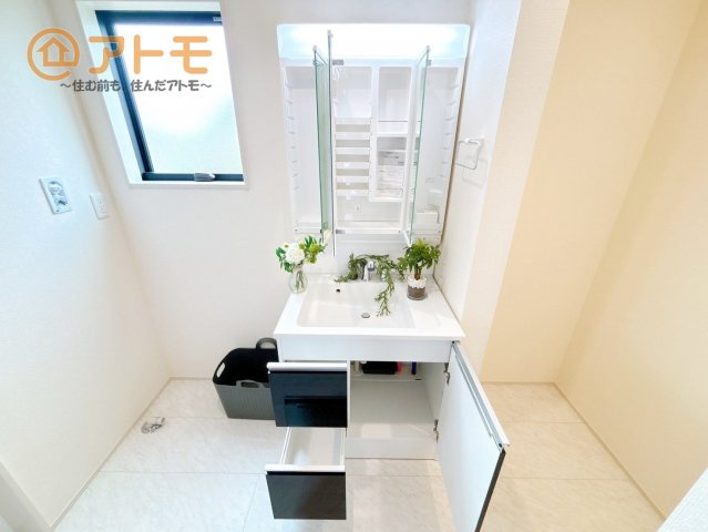 【独立洗面台】 | 富士宮市山宮　新築戸建て　3号棟 | 鏡の中の収納を使えば、家族の小物が集まる洗面台もスッキリ♪