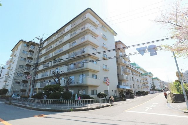 桃山台レックスマンションの外観