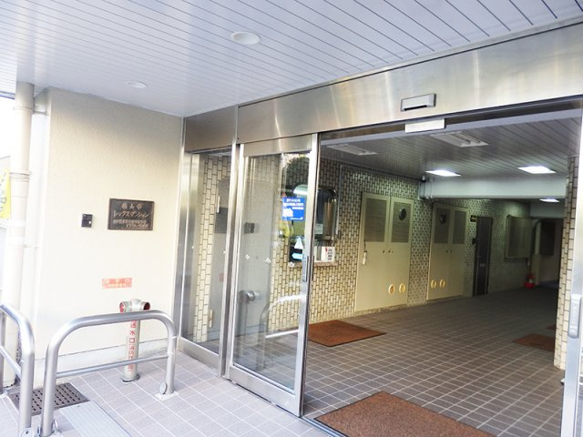 桃山台レックスマンションのエントランス