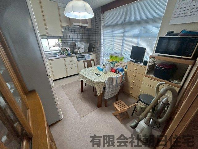 【居間・リビング】 | 古曽志町中古戸建 | こちらの居間で趣味の時間をお楽しみください