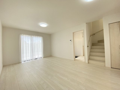 【居間・リビング】 | うるま市上江洲Ⅱ（全4棟）ラストB号棟 | B号棟　リビング階段♪リビング収納付き♪