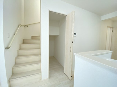 【収納】 | うるま市上江洲Ⅱ（全4棟）ラストB号棟 | B号棟　リビング階段♪リビング収納付き♪