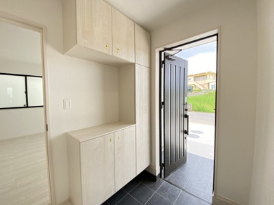 【玄関】 | うるま市上江洲Ⅱ（全4棟）ラストB号棟 | B号棟　