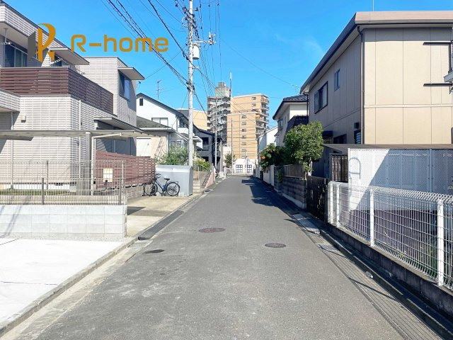 取手市新町7期　新築戸建て　1号棟の前面道路含む現地写真|『今から見たい！』大歓迎です♪
お気軽にＲ－ｈomeまでお問い合わせください。