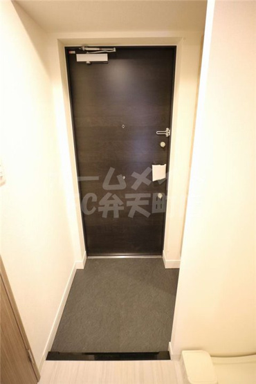 【玄関】 | プレサンスOSAKA DOMECITYビーツ | 収納もある玄関です