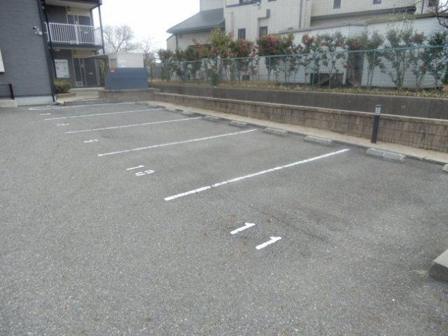 レオパレスユウの駐車場