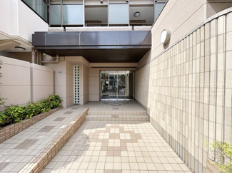 【エントランス】 | オートロックを備えた、マンションのエントランス。やはりセキュリティの観点は欠かすことができません。皆様を“安全”に送り出し、出迎えてくれます。～即日のご見学可能～　お問合せはお気軽にどうぞ。
