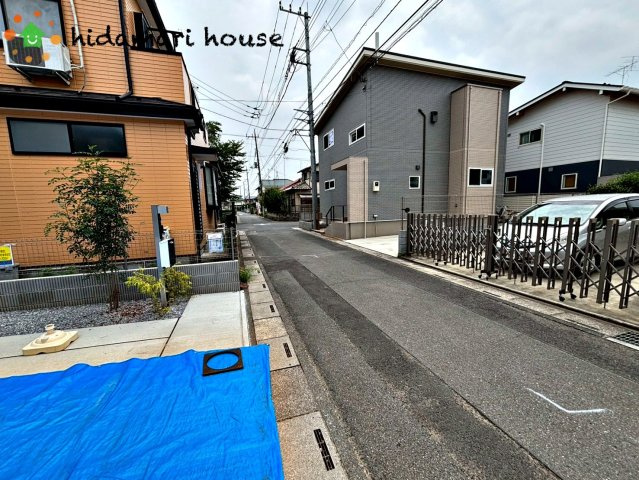 上尾市上10期　新築戸建　ブルーミングガーデン02の前面道路含む現地写真